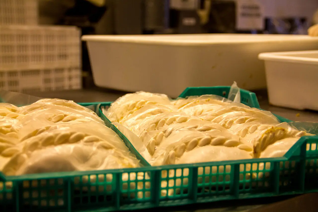 Empanadas envasadas en cajones listas para su distribución