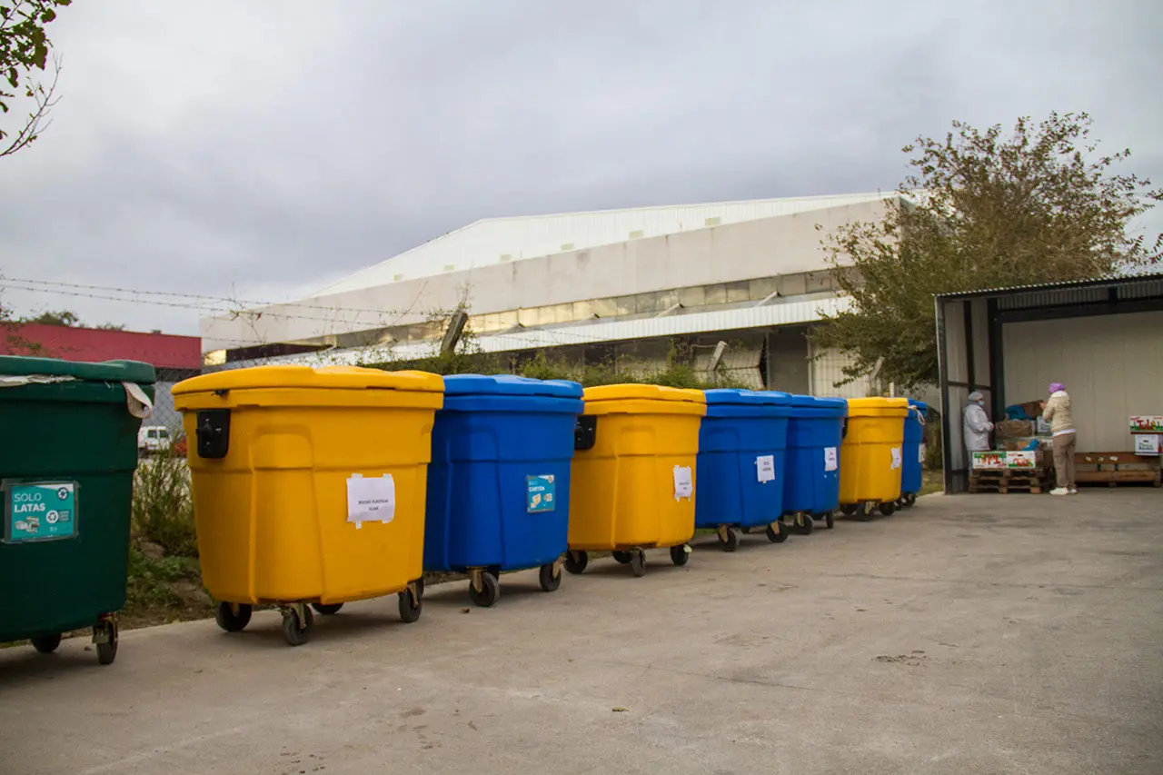 Área de reciclado con contenedores clasificados por material en el predio de SASA